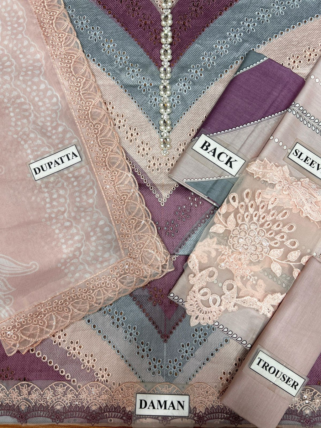 ☆Brand Name : MARIA B☆ Design Code : DS-2612 A/B☆