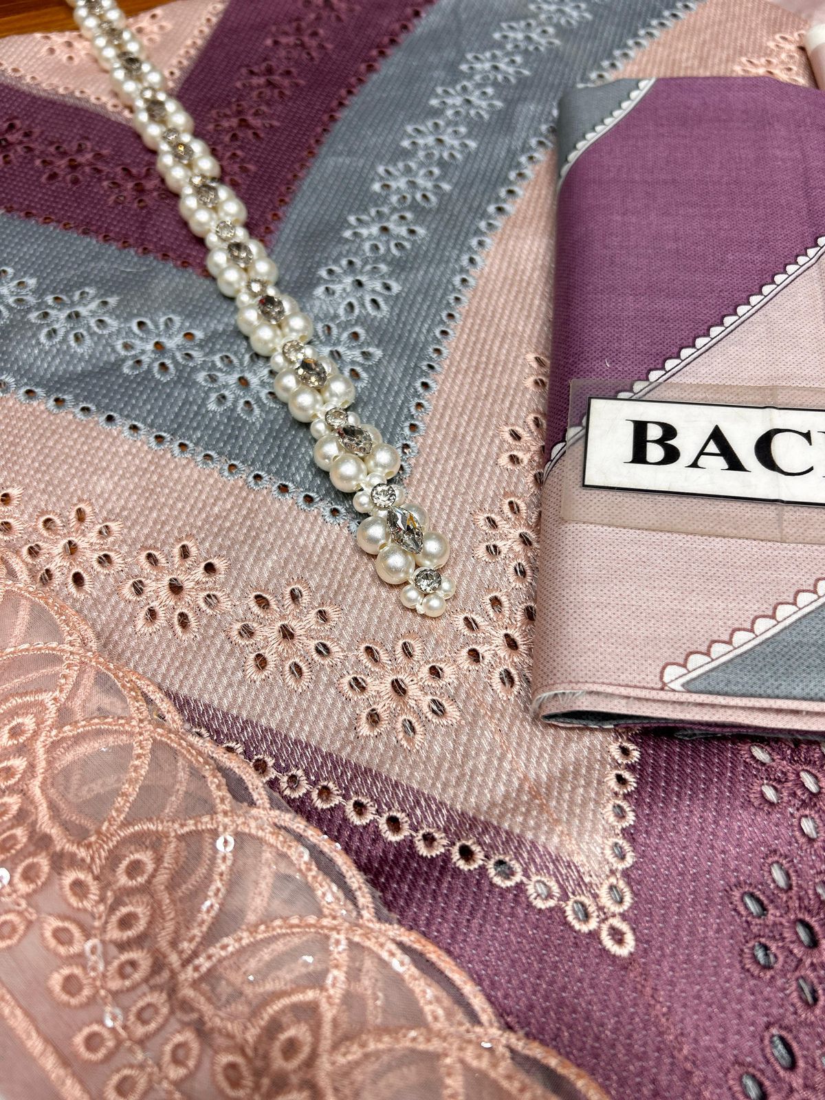 ☆Brand Name : MARIA B☆ Design Code : DS-2612 A/B☆